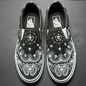 Van’s Women’s 7.5 Skull Bandana Slip ons - Runs Small!